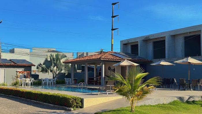 Apartamento de 3 quartos, no Condomínio Taperapuan Duplex, há 400m da praia, localizado próximo da barraca axé mói, boa beach e etc