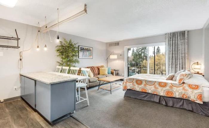 River View Condo- Edge of Downtown