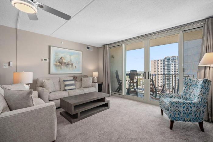 Beautiful 2 Bedroom Condo at the Quay!