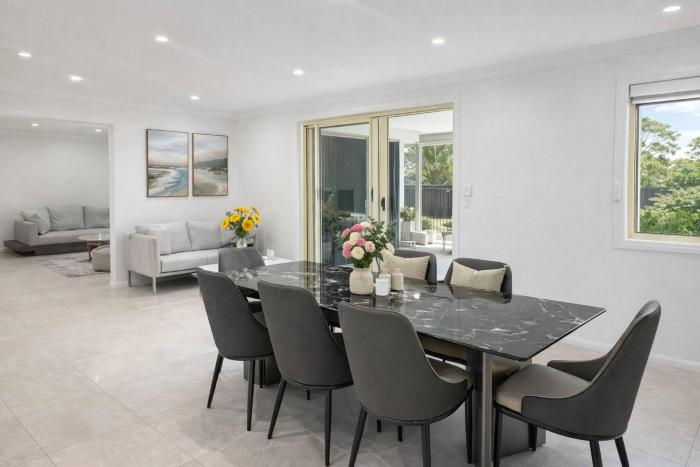 Modern Suburban Grandeur - Luxury Family Estate in Stretton