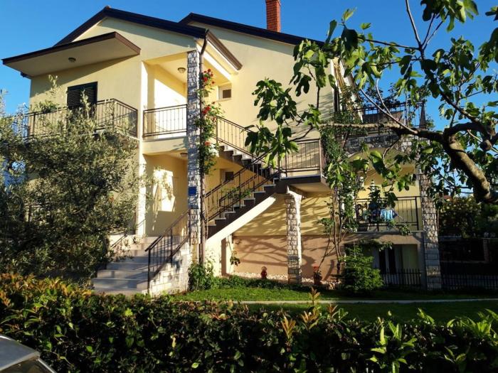 Holiday apartment in Pore with swimming pool