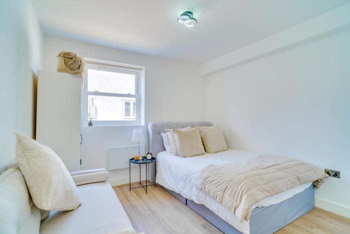 Stunning Bedroom In Luxury Apartment - Private Bathroom