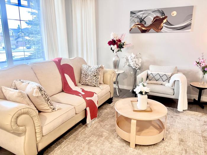 Spacious & Comfy Upper Floor 3BR Suite in Detached House