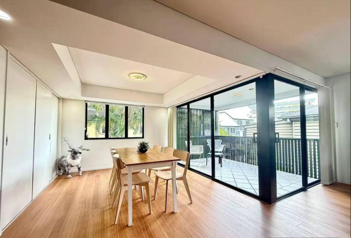 3BR, 2 Baths - Stylish Holiday Home in Kangaroo Point