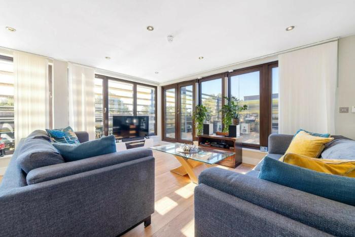 Spacious 3 Double Bed with Roof Terrace