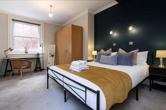 Presidential One Bed Apt in Heart of Centre FREE Parking and WiFi Sleeps 4