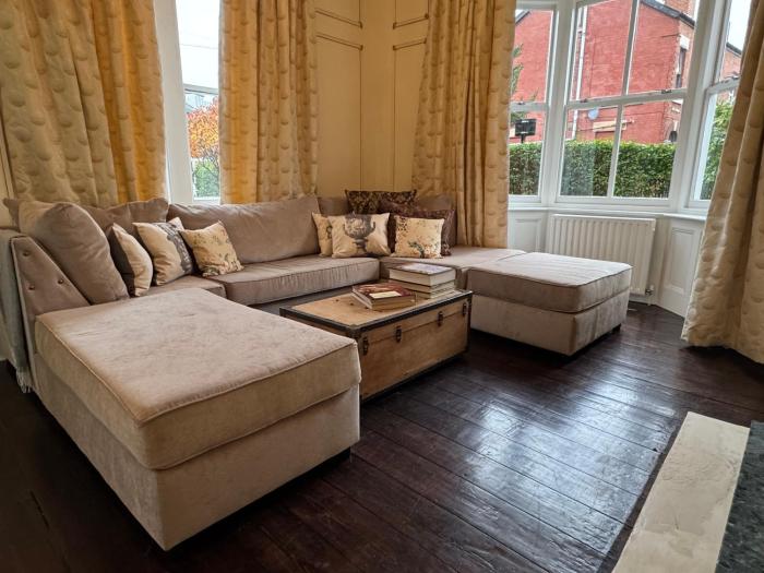 Charming 4BDR Spacious Sheffield Home with Parking