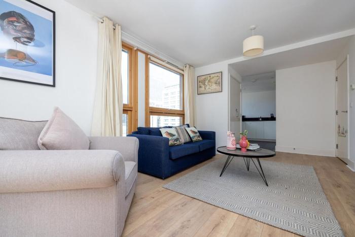 Cosy, modern high rise with views! 2 bedroom