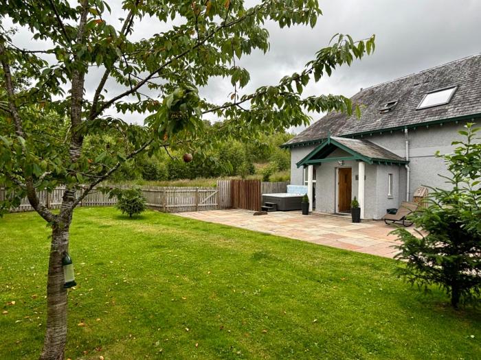 Chauffeurs Cottage with Hot Tub