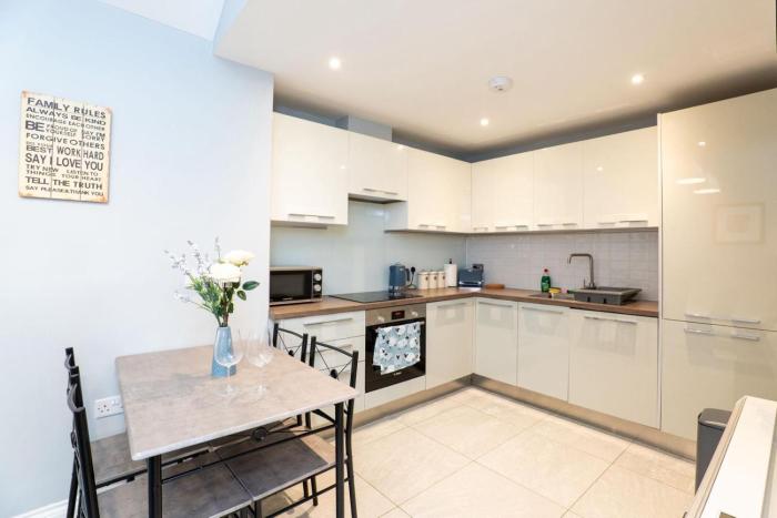 Nr 8 - Modern 2 Bed Flat - WiFi - Town Centre - Parking