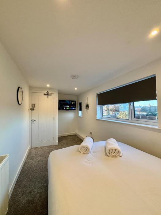 Sleeps 8, 4 bed 2 bathroom house with parking Balderton