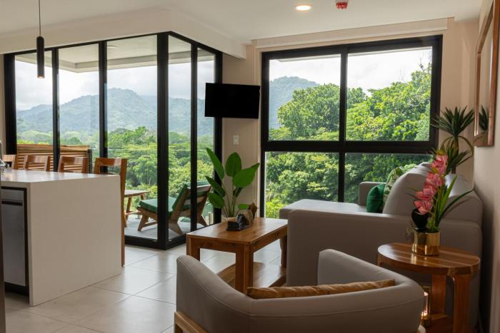 Bird & Surf 2BD Retreat Jungle Views Pool Gym