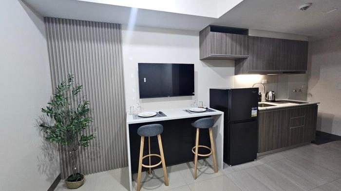 Luxury 1Br Park Mckinley BGC with Pool & Gym