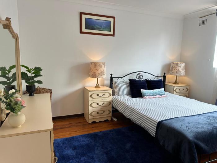 The Sydney Manor - Huge 2BR Ground Floor Home with Hot Tub & walk to train