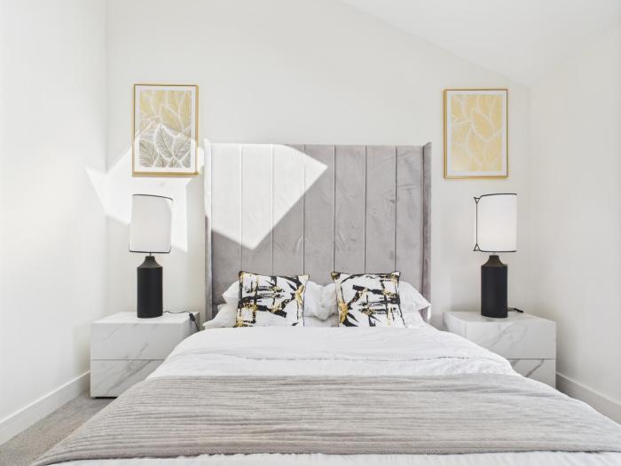 Modern Townhouse with Garden and Log Fire