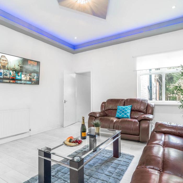 Spacious Five Bed House - Parking - Sleeps 13 - Terrace - Netflix Wi-Fi 974PS