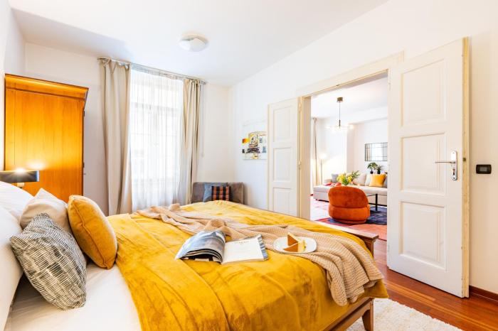 Prague Days - Three Bedroom Apartment with AC, Desk and 100Mbs WiFi in New Town