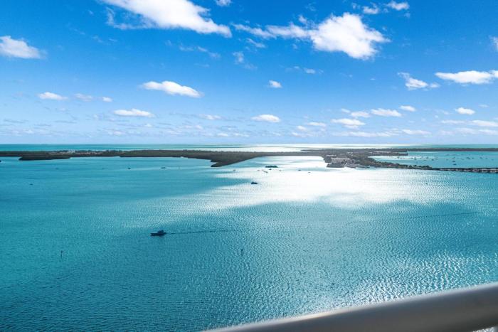 Prime Location Condo - Free Parking