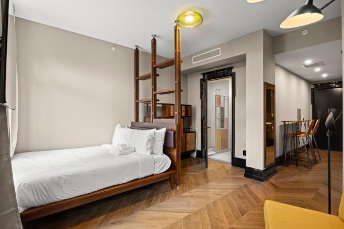 Freeman 401 by Rove Travel - Studio w Shared Amenities