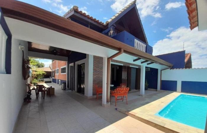 Casa em Peruíbe com piscina