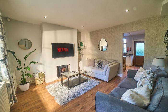 Modern Cosy 2-Bed Terrace with Private Garden