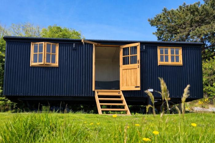 Shepherds Hut on tranquil Powis House Estate