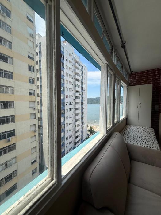 AP frente a praia São Vicente, pé na areia! Bem localizado, Arejado, Promoção!