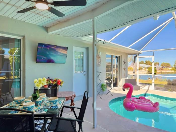 -Turquoise Paradise- Waterfront Home in Central Venice, Heated Pool