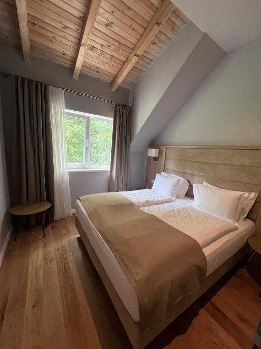 Peaceful and inviting near the Fortress