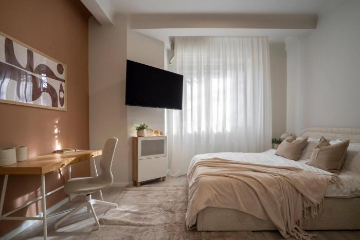 Modern 2BR Apartment - Balcony Views on Blvd Corneliu Coposu