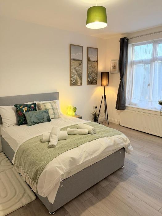 The COSY CORNER, less than a mile from Luton town centre and a mile away from Luton Airport