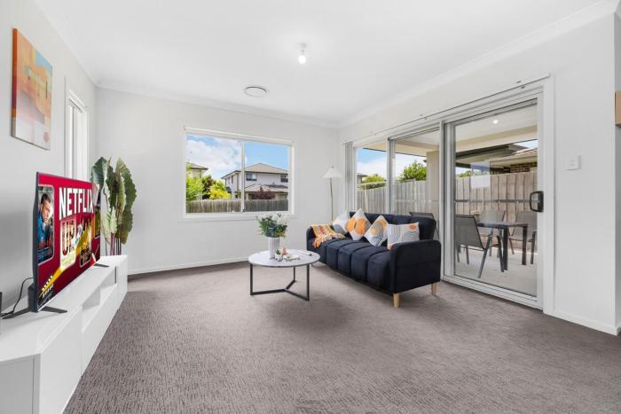 Peaceful Schofields 5BR Near Station Garage