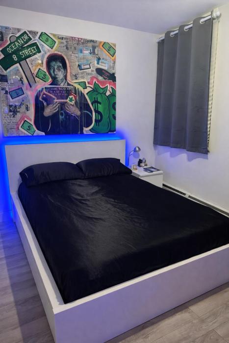 Minimalist Midtown West Studio in Central Manhattan