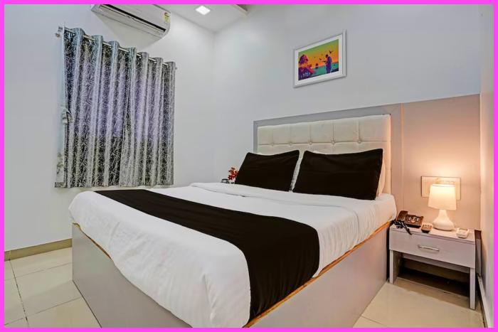 Hotel Aashvex Rajtilak Inn Near Vishwanath Temple