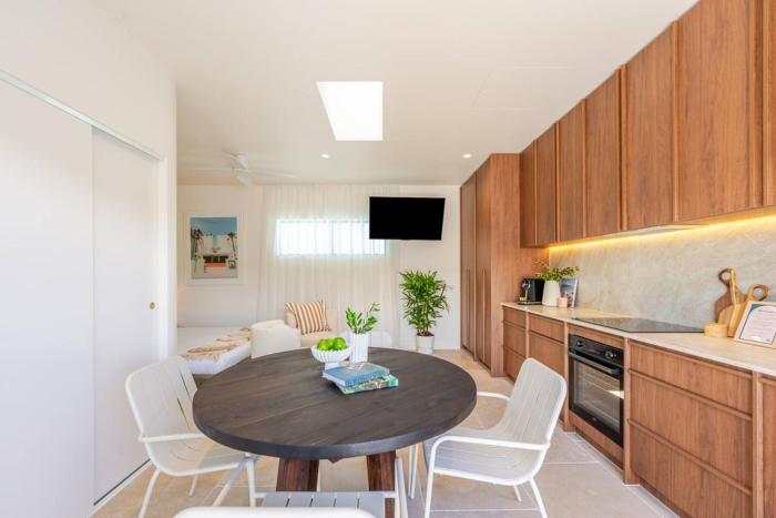 Palm Springs Luxe Guesthouse | Heart of Burleigh