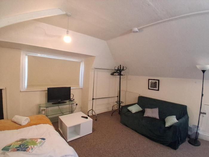 Serene Southampton Apartment with 3 Bedrooms