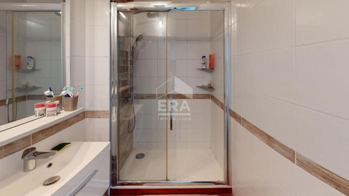 Spacious 3-bedroom apartment on Rue Michel Coty