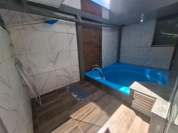 Apto Térreo Privativo com Piscina Ar condicionado e vaga de estacionamento em Itapema