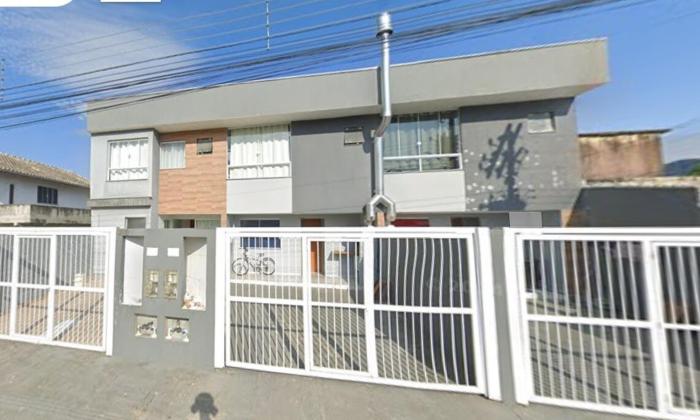 Suíte com cama de casal, com banheiro privado, ar split, wifi em Sobrado, sem áreas compartilhadas, somente acesso comum qqq