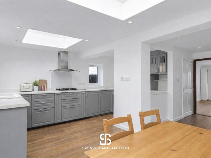 3 Bedroom Spacious Oxford Home with Free Parking near JR Hospital by Spencer and Jackson Short Lets & Serviced Accommodation
