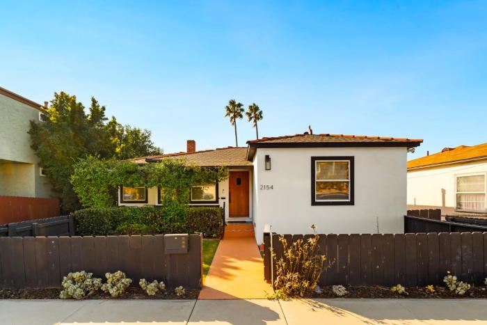 Little Italy Delight 3 bedroom backyard parking