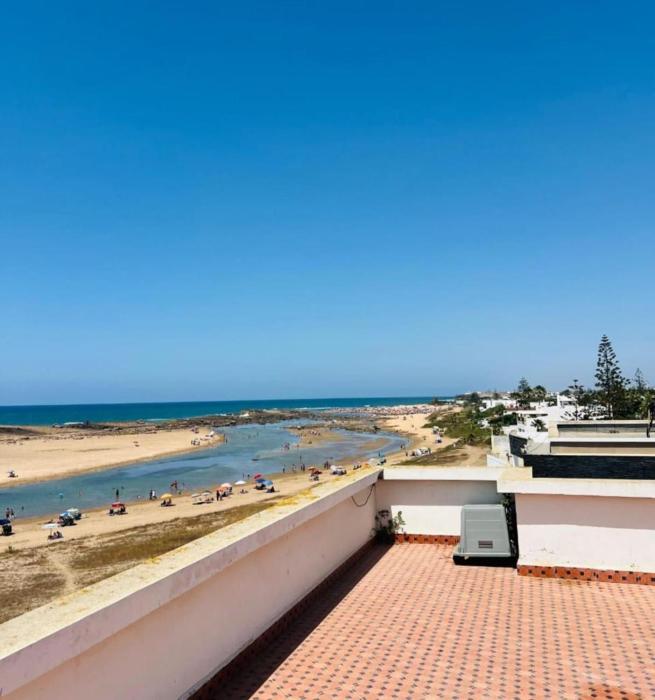 Waterfront Villa & Private Pool 12 km from the Stadium