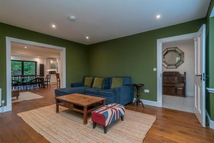 Spacious 5-Bed Home with Garden Parking - Pass the Keys