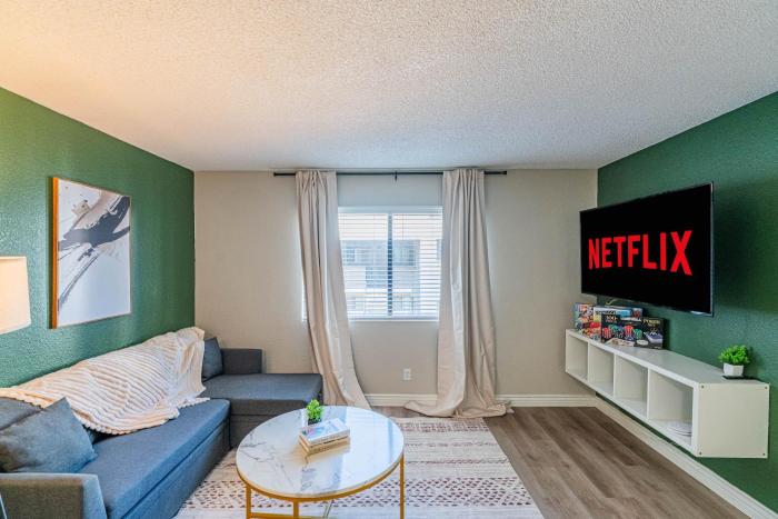 Central Location Pool Gym Balcony Parking Washer and Dryer