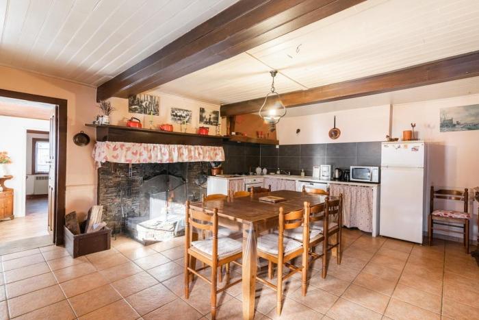 Confortable gîte avec grande cheminée et vues sur les montagnes