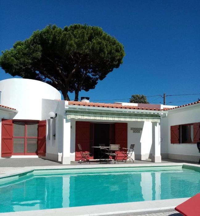 La maison aux volets rouges