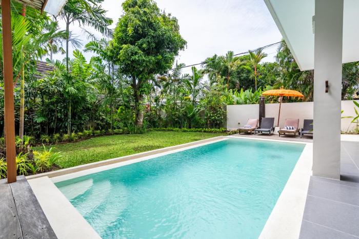 Oasis tropical, quiet and cosy villa Batubolong beach