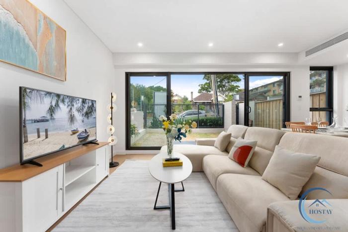 Modern 4BR Chatswood Family Home New & Convenient