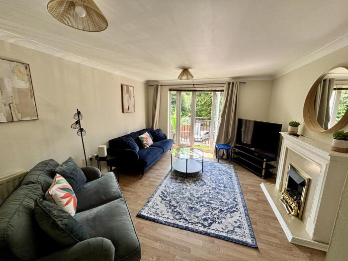 Woking 2-Bed Flat with Balcony, En-Suite and Parking