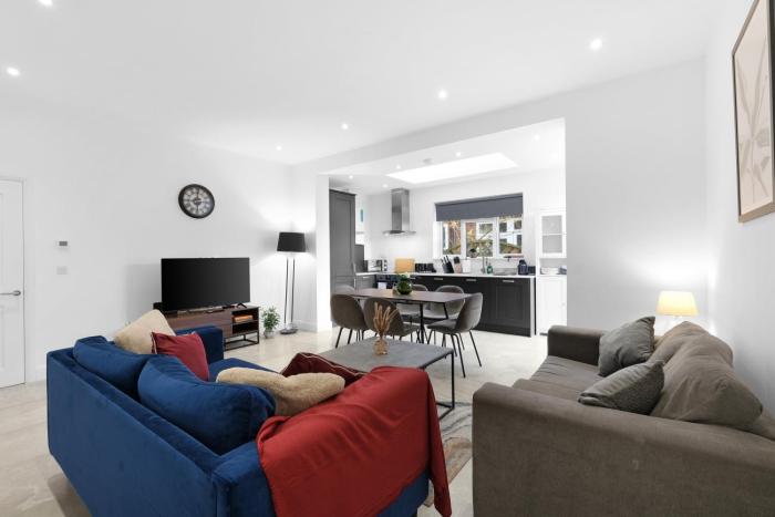 Modern 4 Bedroom Apartment in London with Parking and Garden